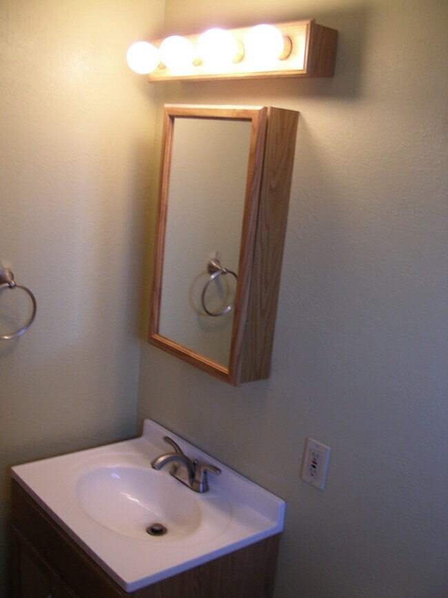 Building Photo - 3222 Cardinal Dr