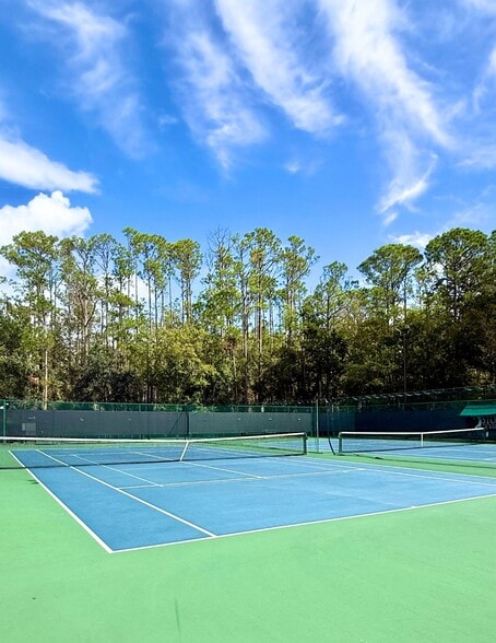 Community Tennis Court - 2414 Siward Ave