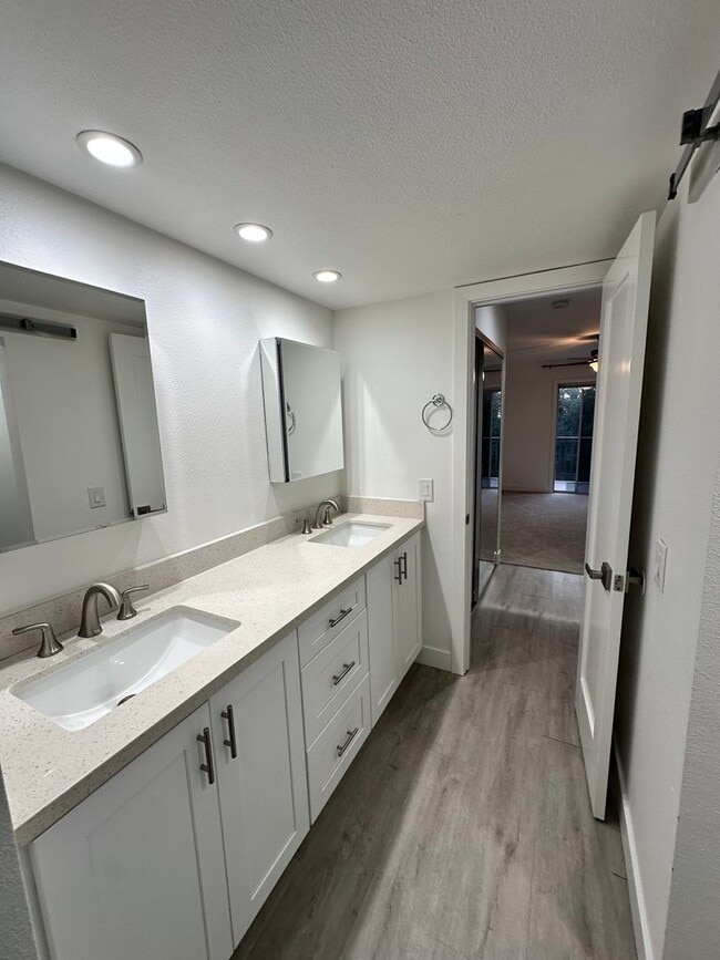 Building Photo - Charming Loft Condo with Balconies, Vaulted Ceilings & Fireplace – For Lease