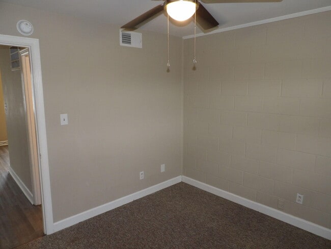 Building Photo - 903 Collins Ln