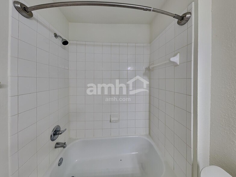 Building Photo - 18439 Sunrise Oaks Ct