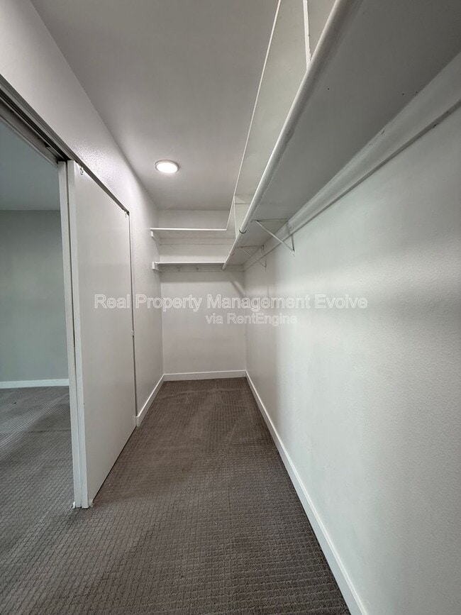 Building Photo - 606 E Royal Palm Square N