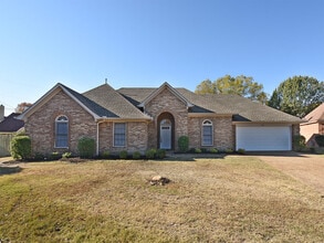 Building Photo - 3 Bedroom, 2.5 Bathrooms Near S Germantown and E Shelby Dr