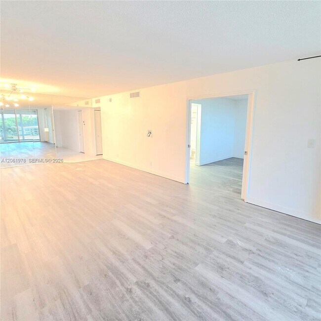 Building Photo - 4030 W Palm Aire Dr