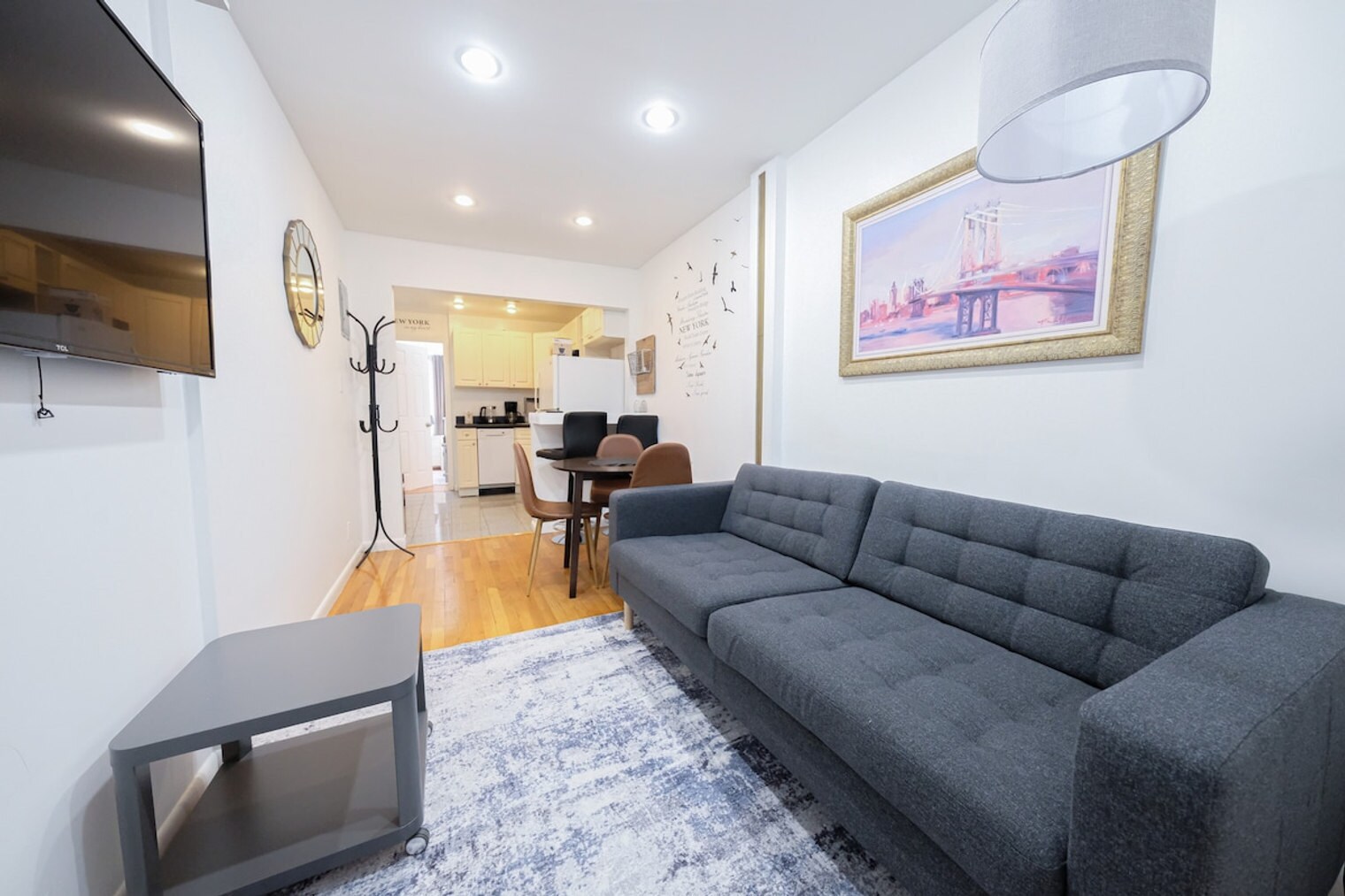 Building Photo - 305 E 104th St