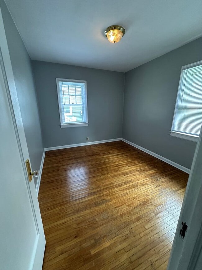 Building Photo - 2 Bedroom, 1 Bath