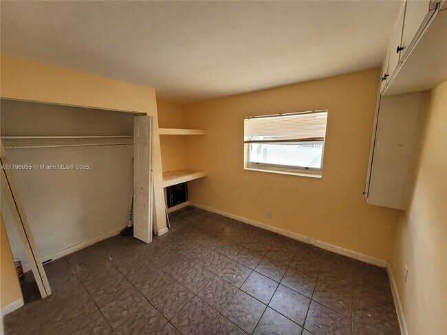 Building Photo - 5316 NW 18th Ct