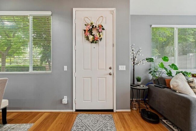 Building Photo - Beautiful 3 bedroom townhouse available fo...