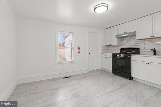 Building Photo - 221 Broadway St