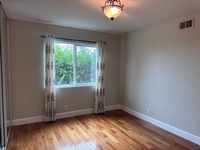 Building Photo - Stunning 3 bedroom + Den with Large Yard!