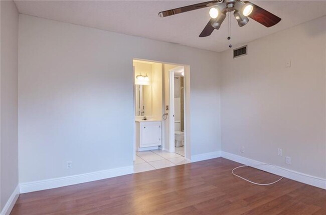 Building Photo - 9410 Live Oak Pl