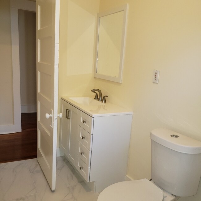 Building Photo - 1017 W 4th St