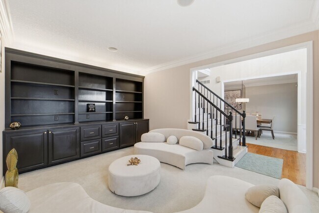 Building Photo - TIMELESS COMFORT!! 4 Bedroom, 4 Bathroom Home in Urbandale!