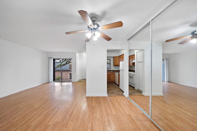 Building Photo - 711 Holiday Dr