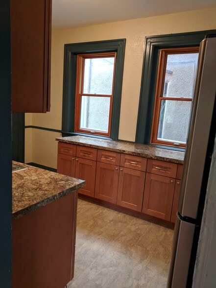 Kitchen with lots of counter space - 200 W Irvington Pl