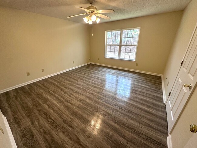 Building Photo - 346 Leafmore Rd SW