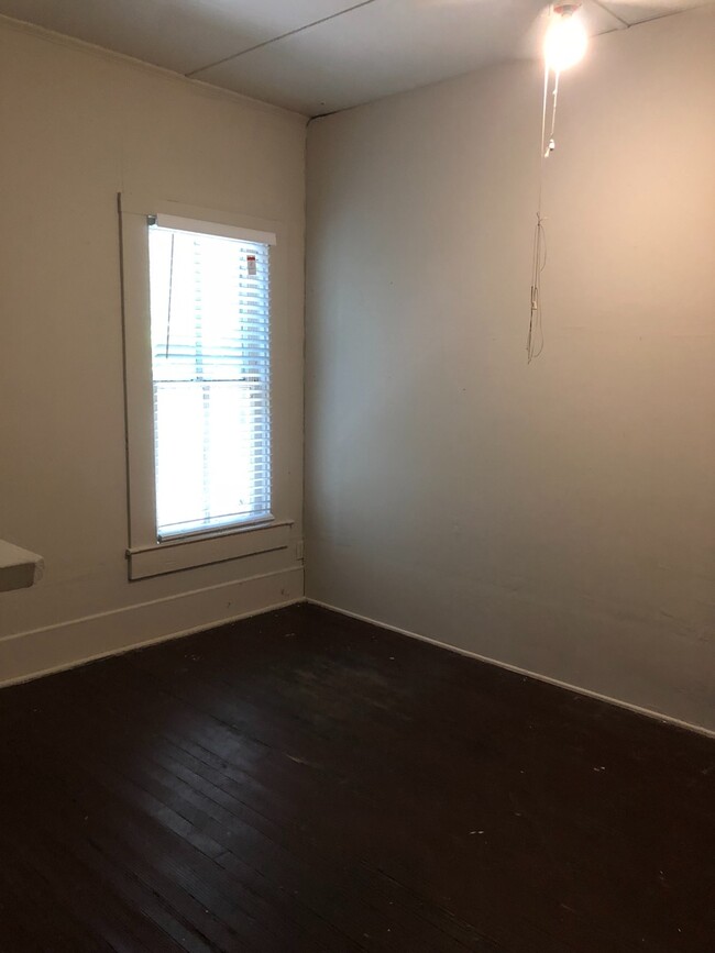 Building Photo - Walk to UF Campus! AUGUST MOVE IN! 4 bed/ ...