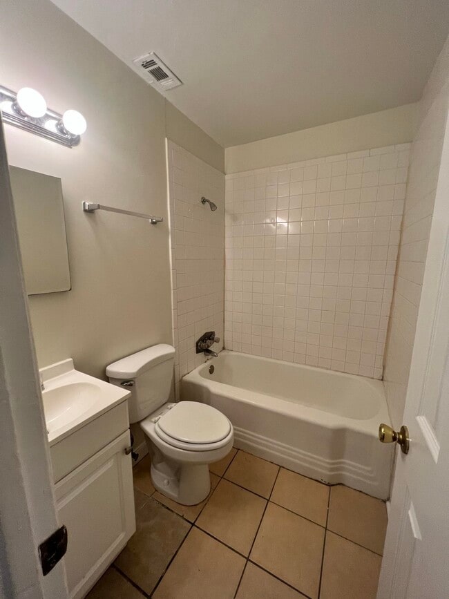 Building Photo - 3611 S Lakewood Dr