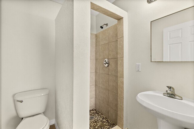 Building Photo - Spacious 3 Bedroom 2 Bath Duplex in Pine G...