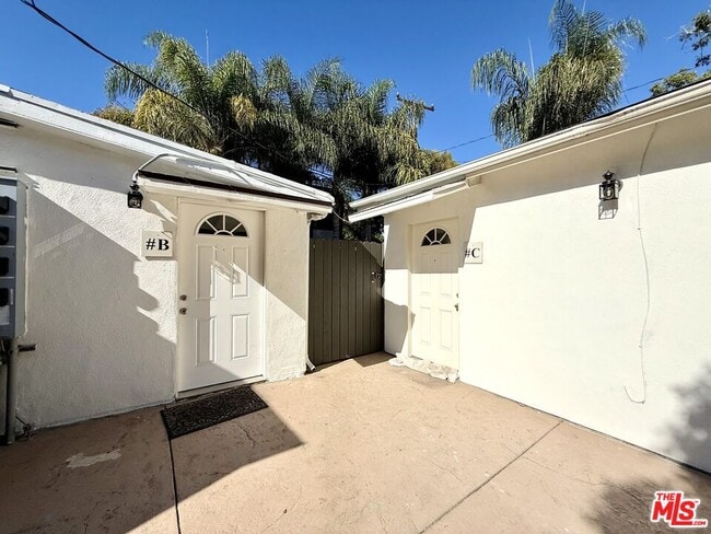 Building Photo - 364 N San Vicente Blvd