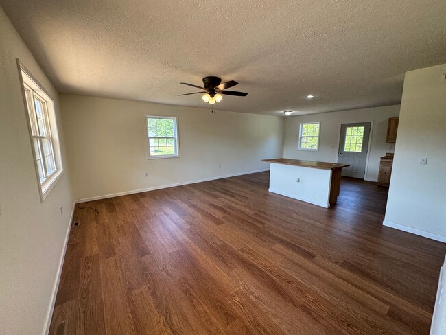 Building Photo - Gorgeous 5 Bedroom, 3 Bathroom two Level H...
