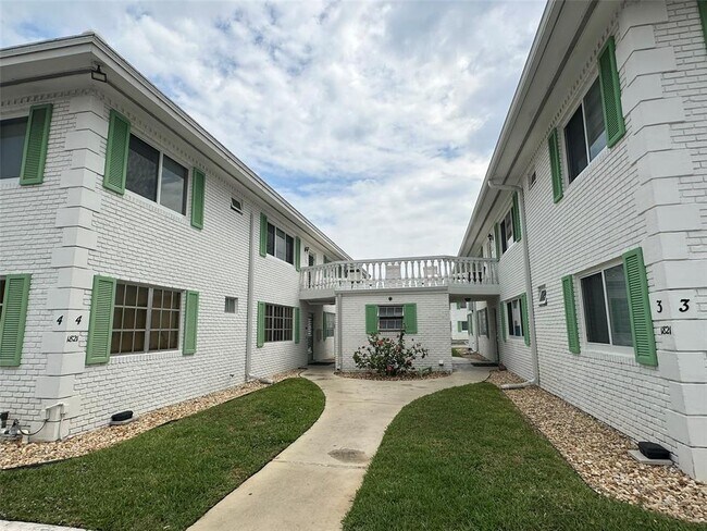 Building Photo - 1821 NE 62nd St