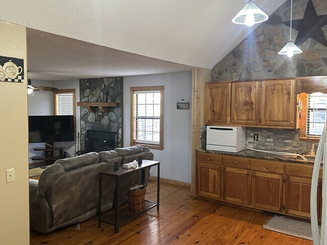 Building Photo - 155 April Ln