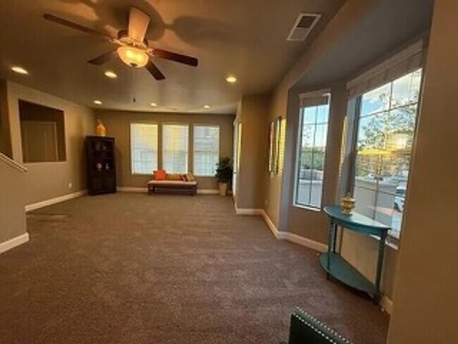 Building Photo - Bright & Spacious Desert Townhome