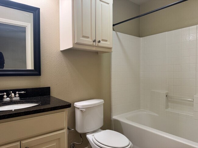 Building Photo - 516 S Baxter Ave