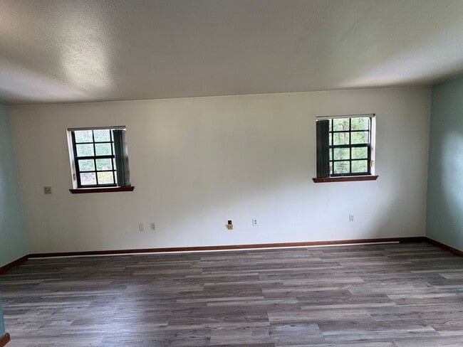 Building Photo - Large studio apartment with use of pool!