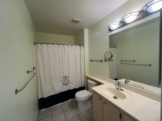 Building Photo - Sunny 2-Bed, 2-Bath in gated community!