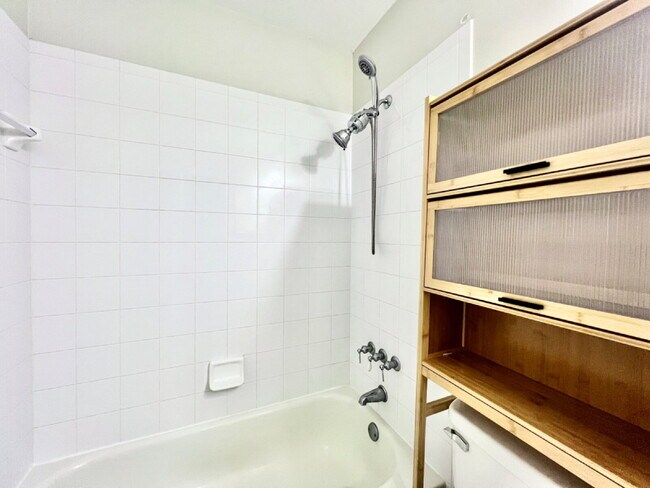 Building Photo - RAINTREE TOWNHOME!