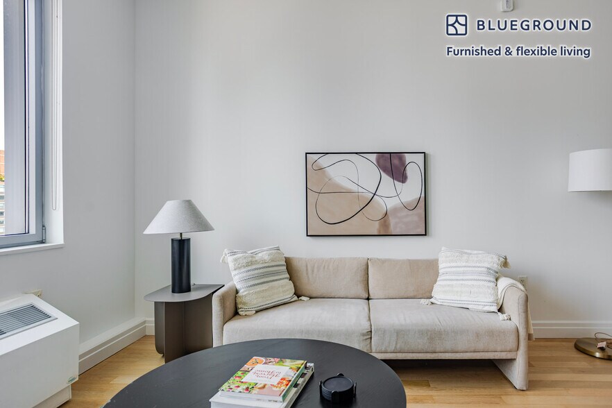 Building Photo - 550 W 54th St