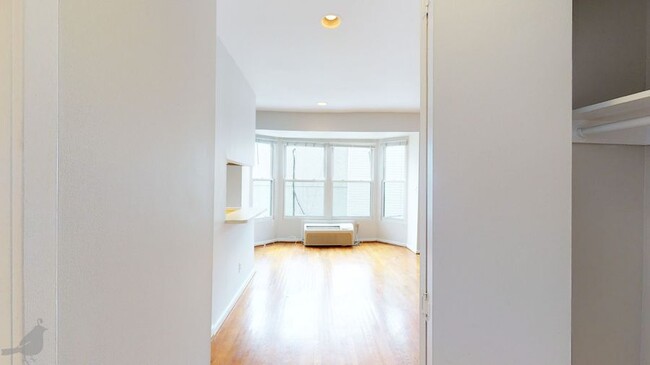 Building Photo - Stylish Studio in Adams Morgan! Amazing Lo...