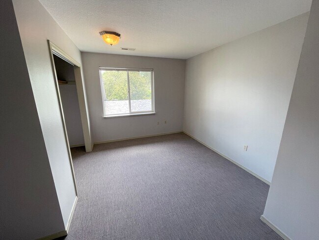 Building Photo - RENT SPECIAL: Great 6 bed, 6 bath Duplex Unit in North Portland with Laundry, Patio