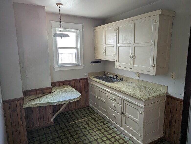 Kitchen - 807 W College Ave