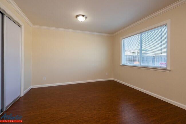 Building Photo - 381 Hamilton Ave