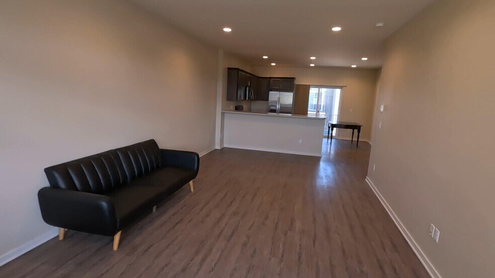 Building Photo - 300 Van Tuyl Cir, Unit C