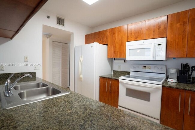 Building Photo - 1200 Brickell Bay Dr