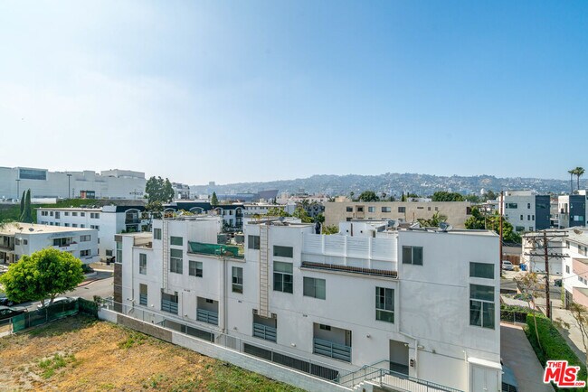 Building Photo - 116 S Croft Ave