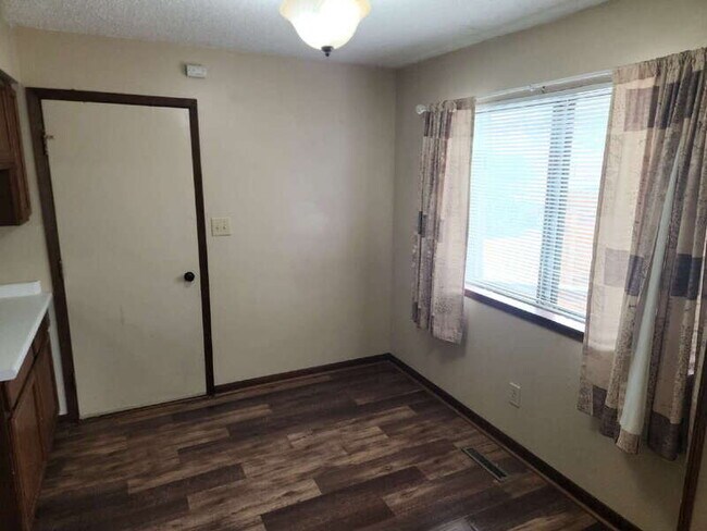 Building Photo - 926 Breezewood Cir