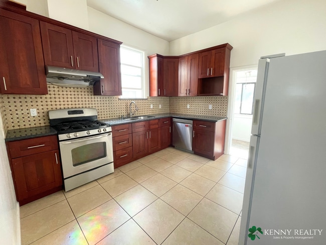 Building Photo - Two Bedroom Home in San Francisco, Bonus R...