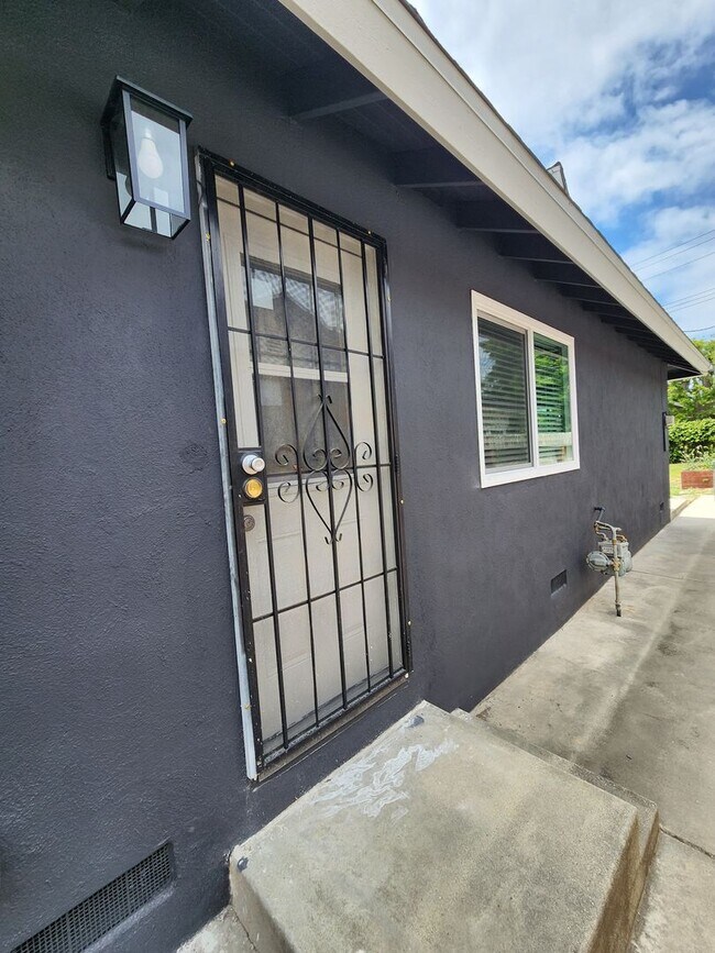 Building Photo - Newly Remodeled 3-Bedroom, 2-Bathroom Home for Rent – Los Alamitos