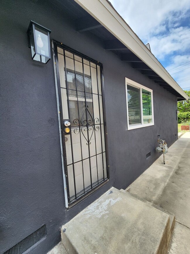 Building Photo - Newly Remodeled 3-Bedroom, 2-Bathroom Home...