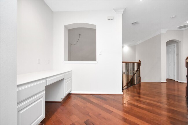 Building Photo - 10 E Artist Grove Cir