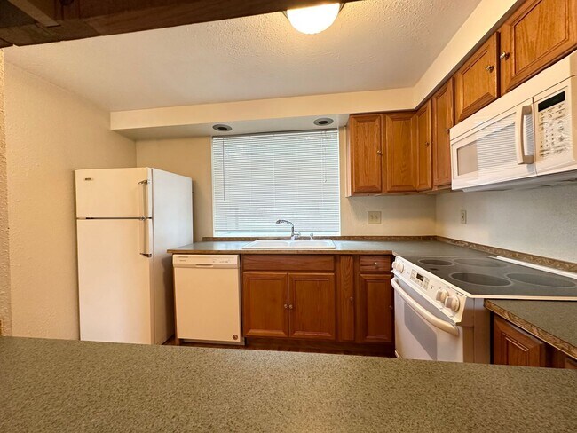 Building Photo - Ideal 2 Bedroom 2 Bathroom Lower Level Unit - Backs to Beautiful Greenspace!