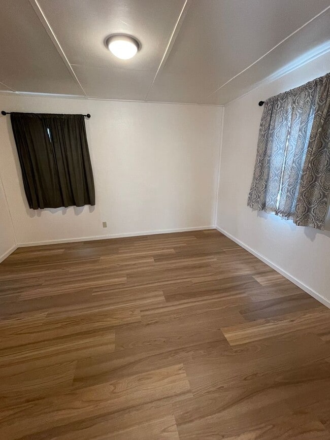 Building Photo - Convieniently located charming home with modern updates!