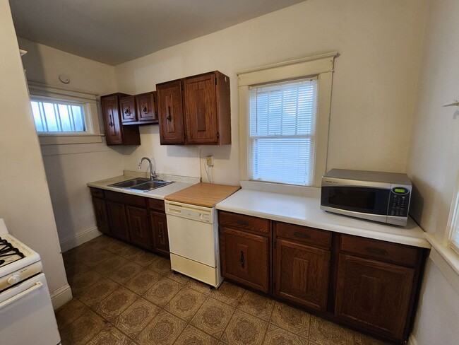 Building Photo - Great 2 Bedroom House in Moline