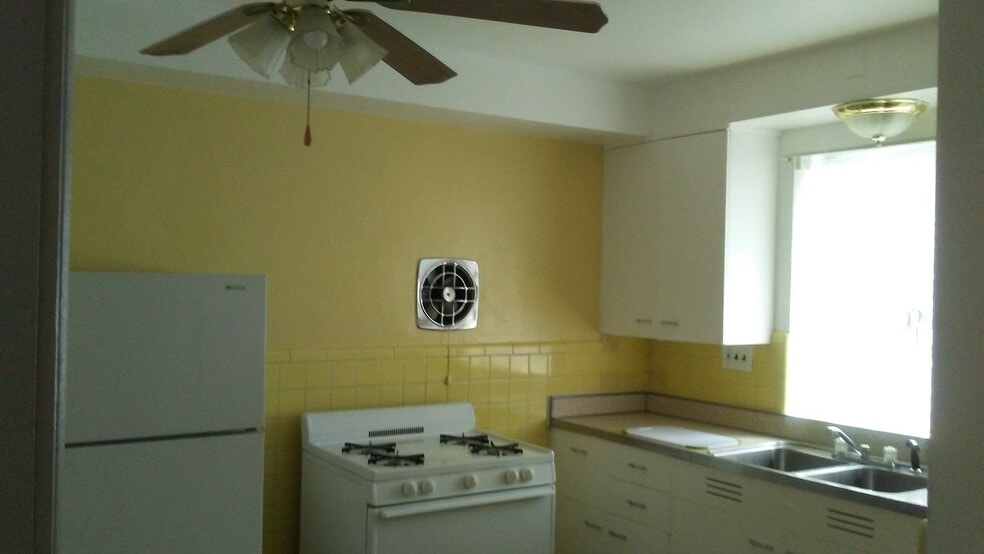 Kitchen - 8804 Riverview Blvd