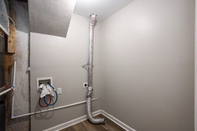 Building Photo - Beautiful Townhouse w/ 1st Floor Bedroom